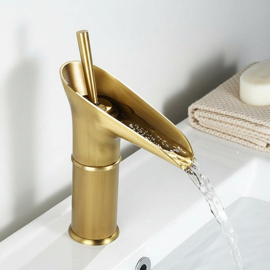 Antiker Wasserhahn Bad mit Wasserfall-Auslauf für elegante Badezimmergestaltung 3