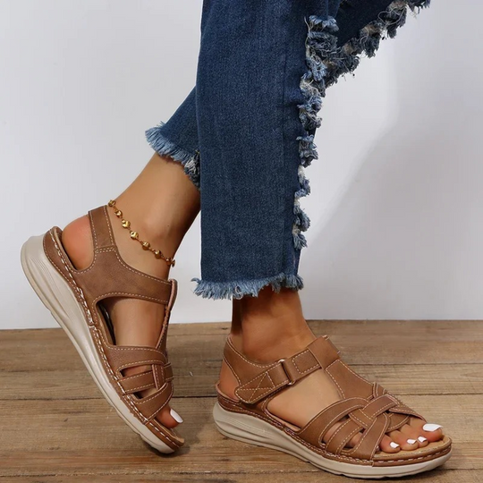 Damensandalen mit breiten Bändern und verstellbarer Passform 4