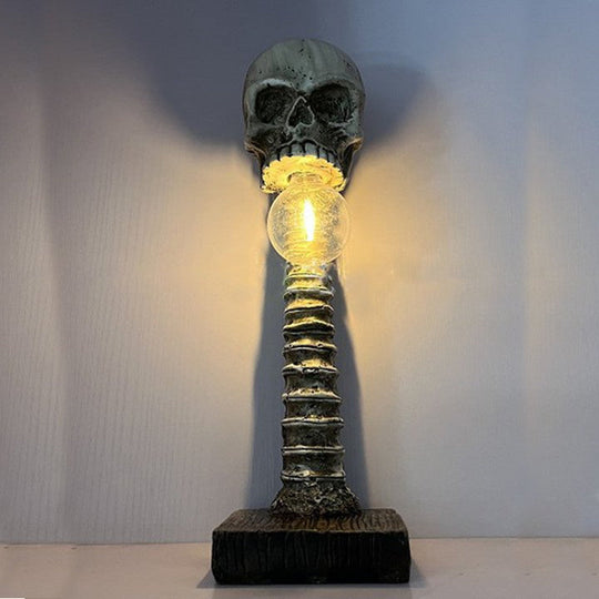 Horror Lampe Totenkopf mit Wirbelsäule 7