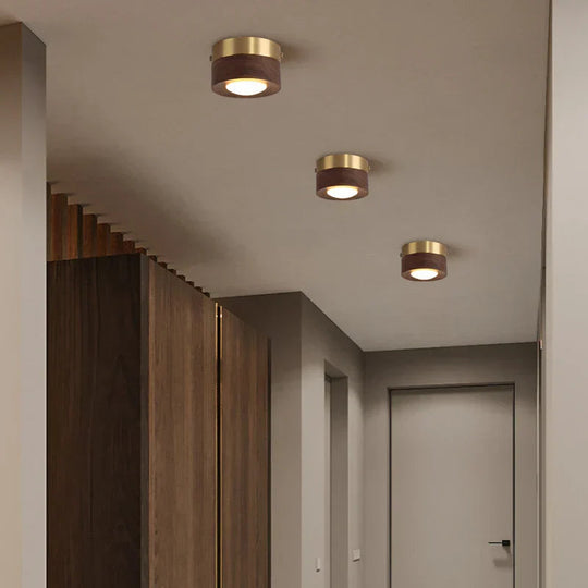 Moderne Deckenleuchte aus Walnussholz mit LED-Spot und goldenen Akzenten 1