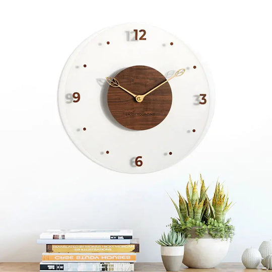 Moderne Wanduhr mit Holzoberfläche 4
