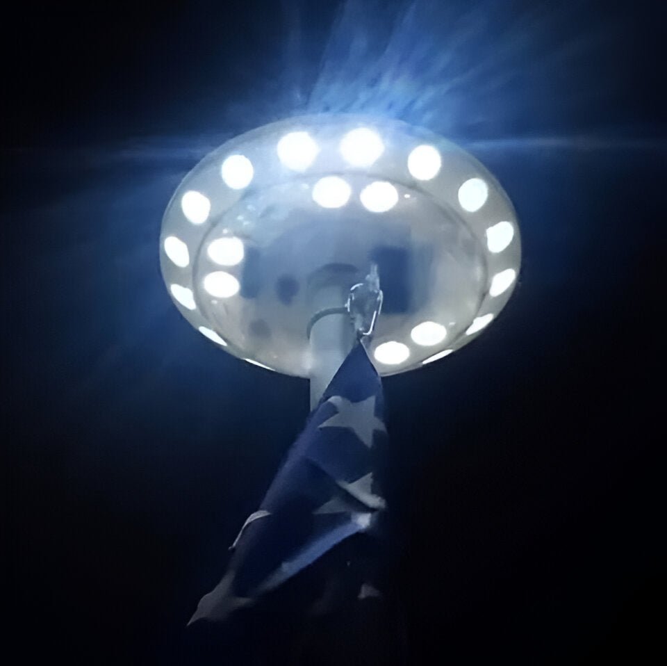 Solarleuchte für Flaggenpräsentation mit 360°-Beleuchtung und Automatischem Ein-/Ausschalter, Ideal für Garten und Außenbereiche 3