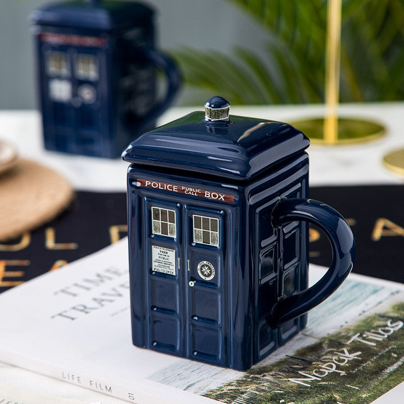 Tasse im Polizeibox-Design mit Löffel für Sci-Fi-Fans 1