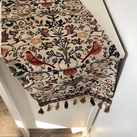 Tischläufer mit Blumen- und Vogelmotiv für rustikale Eleganz 8