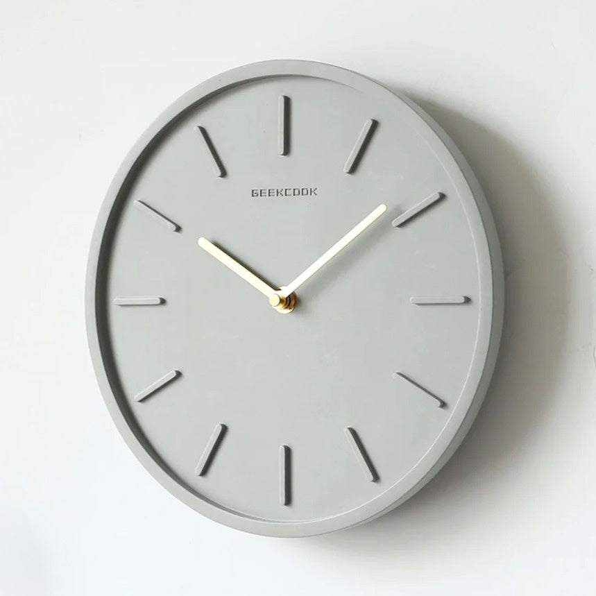 Wanduhr aus Zement mit Metallanhänger für modernes Wohnen 0