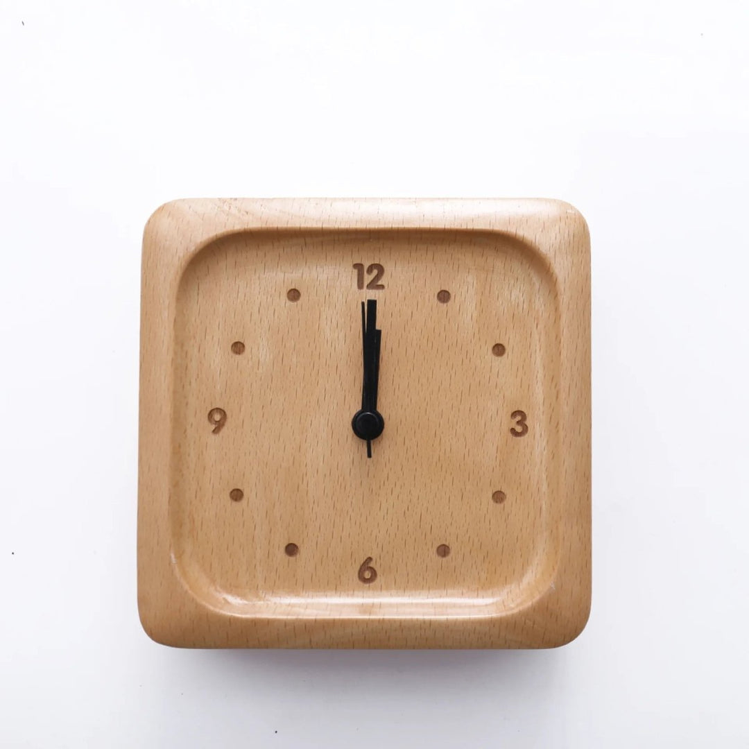 Wecker aus Buchenholz im minimalistischen Stil 4