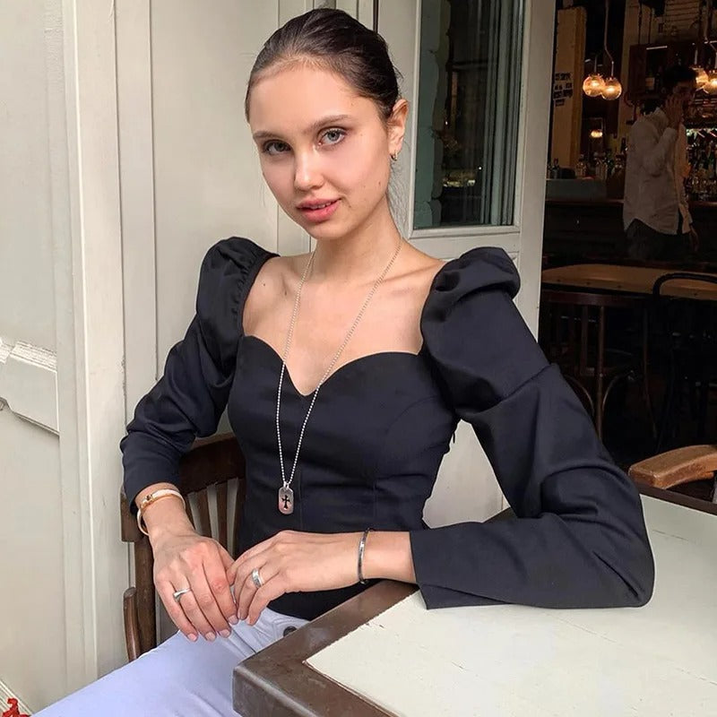 Schlanke Damenbluse mit Puffärmeln