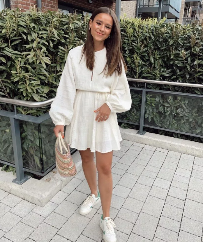 Damenkleid mit Schleifengürtel und kurzen Ballonärmeln