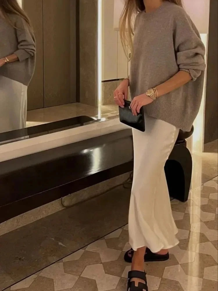 Frauen fließender Satin-Midi-Rock