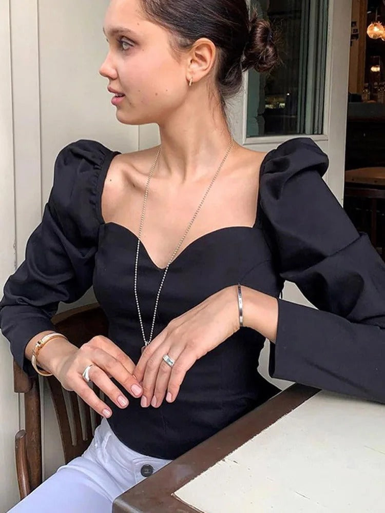 Schlanke Damenbluse mit Puffärmeln