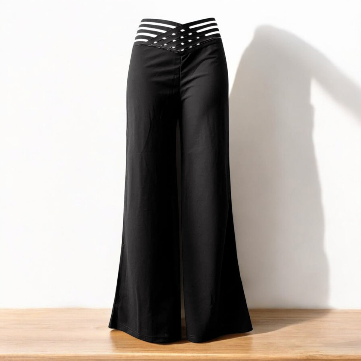 Auslaufende Hose mit gekreuztem Mesh-Patch für Damen