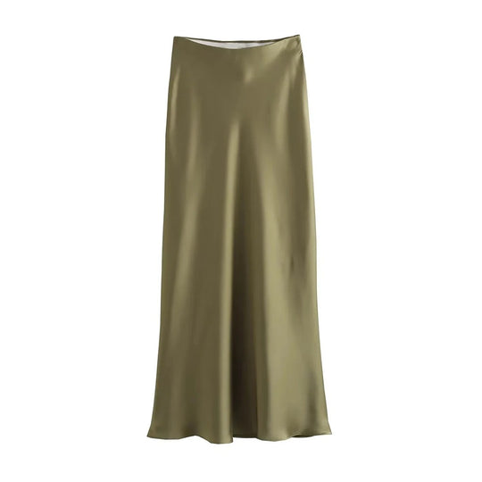 Frauen fließender Satin-Midi-Rock