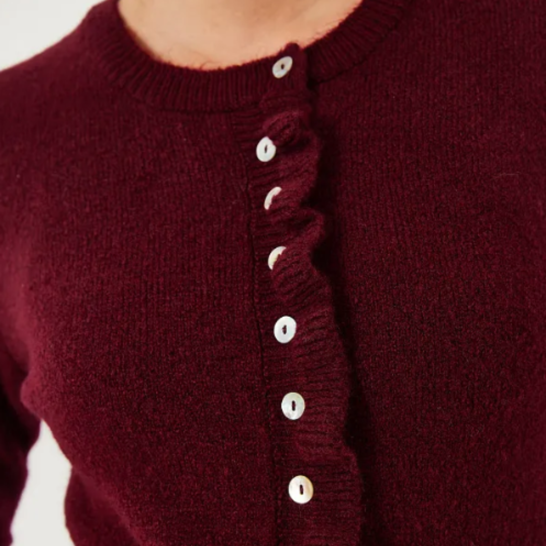 Stickad damkofta med struktur